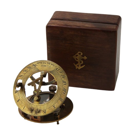 Морской компас в деревянном футляре